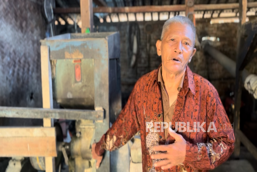 Mohamad Encun, seorang petani di Dusun Tempuran, Karawang, pemilik penggilangan kecil atau yang biasa disebut Ampera. 
