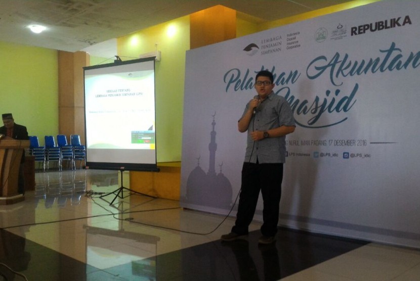 Mohamad Ryan Firmansyah dari Sub Manager Group Akuntansi dan Anggaran LPS sedang memberikan kata sambutan dalam acara Pelatihan Akuntansi Masjid, di Masjid Nurul Iman, Padang, Sumbar, Sabtu (17/12).