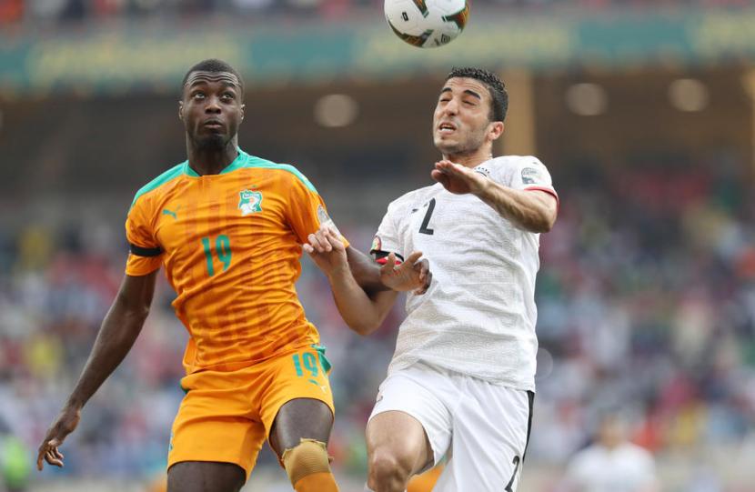 Mohamed Abdelmonem (kanan) baru lima kali tampil di skuad utama Timnas Mesir.