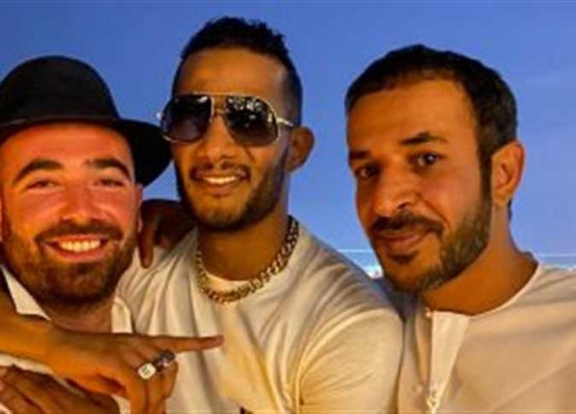 Mohamed Ramadan (tengah) artis Mesir berpose dengan bintang Israel 