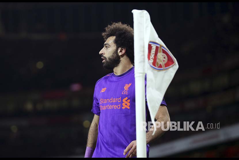 Mohamed Salah berjalan di sudut lapangan pada pertandingan Liga Inggris EPL antara Arsenal melawan Liverpool di Emirates Stadium, London, Ahad (4/11) dini hari.