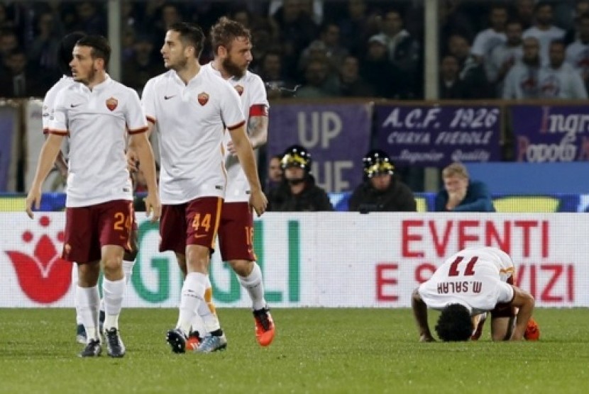 Mohamed Salah bersujud syukur usai menjebol gawang Fiorentina