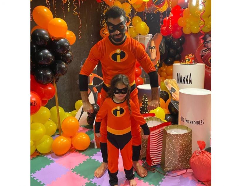Mohamed Salah dan putrinya Makka, mengenakan kostum superhero The Incredible.