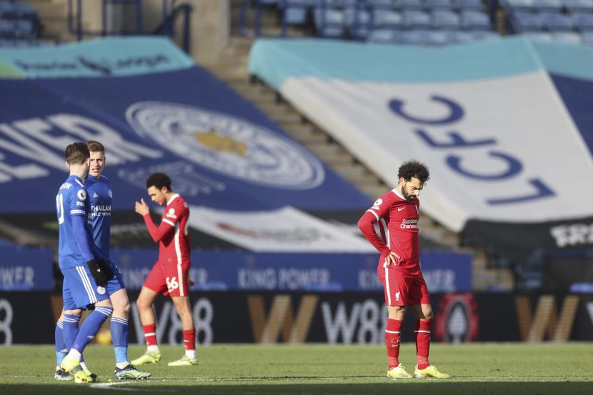 Striker Liverpool Mohamed Salah (kanan) bereaksi setelah pemain Leicester James Maddison mencetak gol pembuka timnya selama pertandingan sepak bola Liga Premier Inggris antara Leicester City dan Liverpool di Stadion King Power di Leicester, Inggris, Sabtu (13/2).