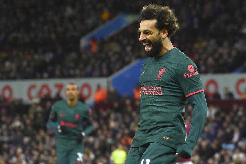  Mohamed Salah dari Liverpool merayakan setelah mencetak gol pembuka timnya selama pertandingan sepak bola Liga Premier Inggris antara Aston Villa dan Liverpool di Villa Park di Birmingham, Inggris, Selasa (27/12/2022) dini hari WIB. 