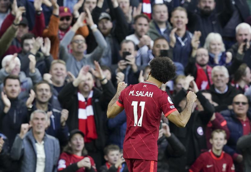Striker Liverpool Mohamed Salah saat merayakan gol bersama para pendukung klubnya. 