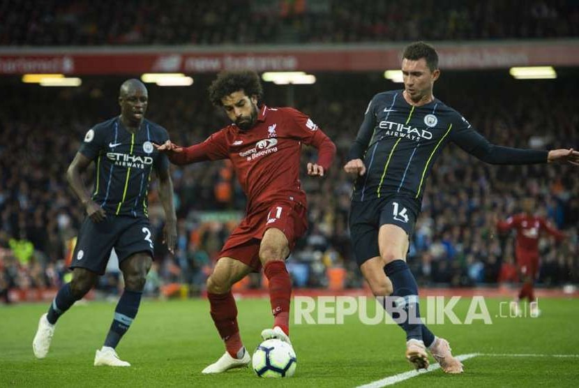 Mohamed Salah (kiri) ditempel ketat Aymeric Laporte pada pertandingan Liga Inggris antara Liverpool melawan Manchester City di Stadion Anfield, Liverpool, Senin (8/10)