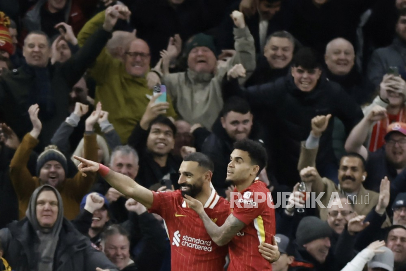 Mohamed Salah (kiri) merayakan golnya ke gawang Tottenham Hotspur bersama Luis Diaz dalam lanjutan Liga Primer Inggris. Liverpool mengalahkan Tottenham 6-3 di Stadion Tottenham Hotspur, Senin (23/12/2024) dini hari WIB.