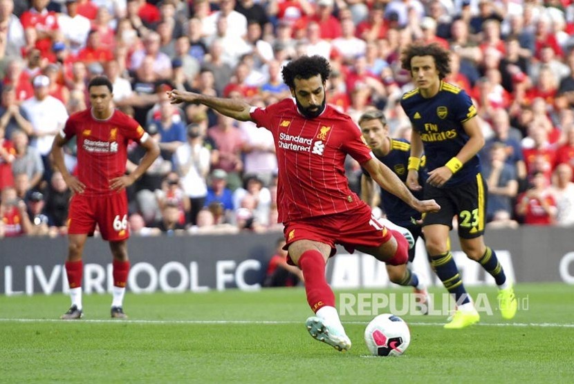 Mohamed Salah mencetak gol dari titik penalti pada laga Liga Inggris di Stadion Anfield, Liverpool, Ahad dinihari (24/8).