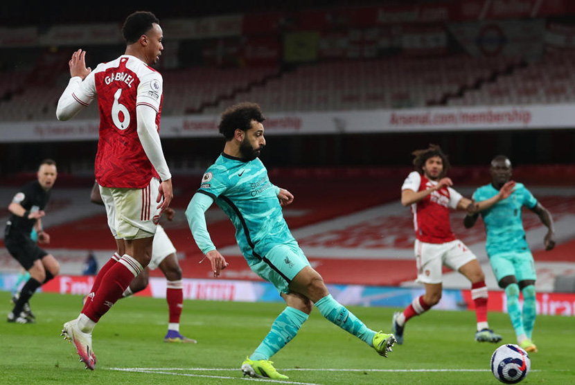 Mohamed Salah saat mencetak gol kedua untuk Liverpool saat melawan Arsenal di Emirates Stadium, Ahad (4/4) dini hari WIB.
