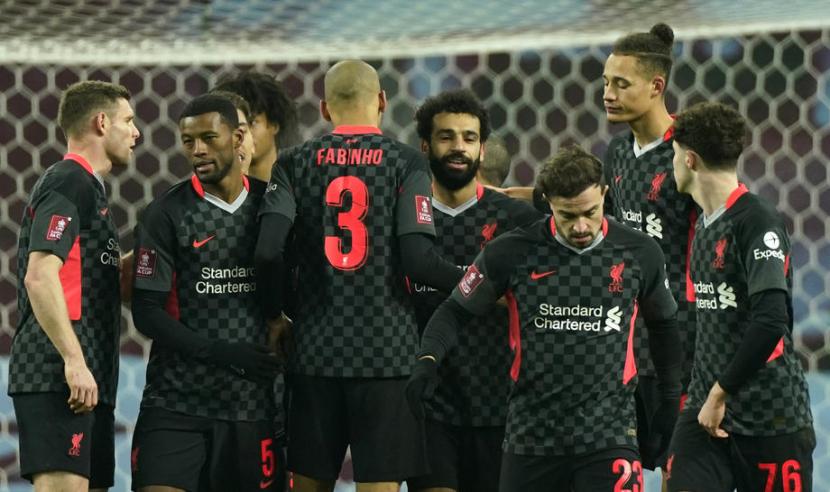 Mohamed Salah (tengah) merayakan golnya ke gawang Aston Villa bersama para pemain Liverpool pada pertandingan Piala FA.