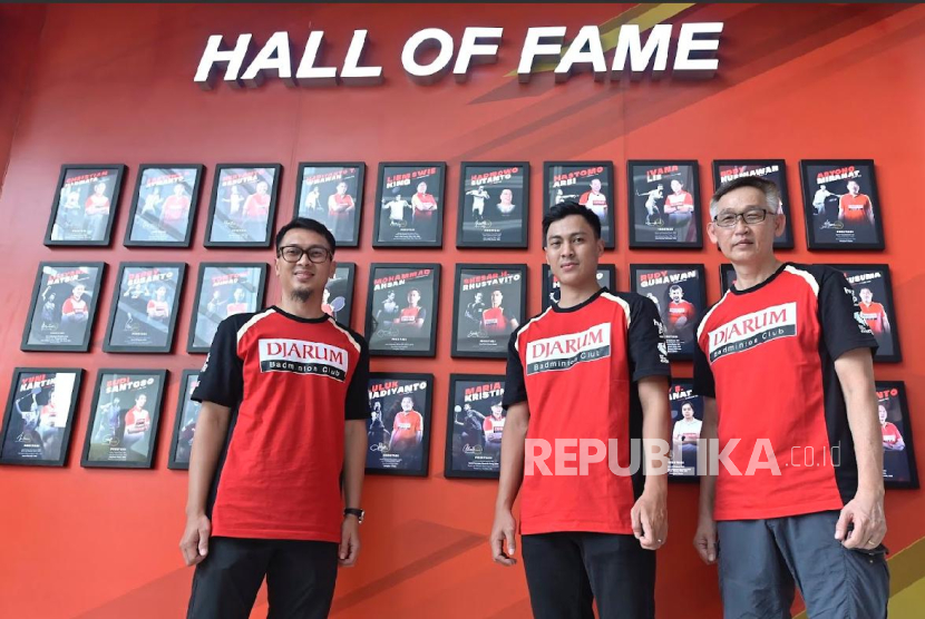 Mohammad Ahsan dan Shesar Hiren Rustavito bersama manajer PB Djarum Fung Permadi di depan dinding Hall of Fame PB Djarum, GOR Jati, Kudus, Jawa Tengah. 