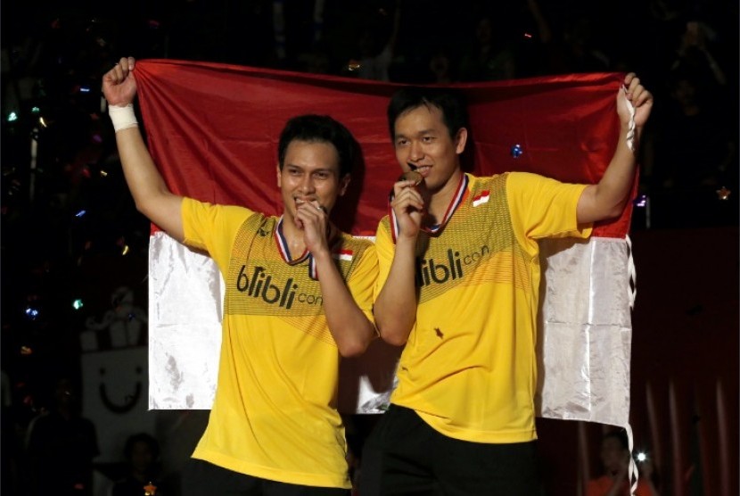 Mohammad Ahsan (kiri) dan Hendra Setiawan saat menjadi Juara Dunia 2015.