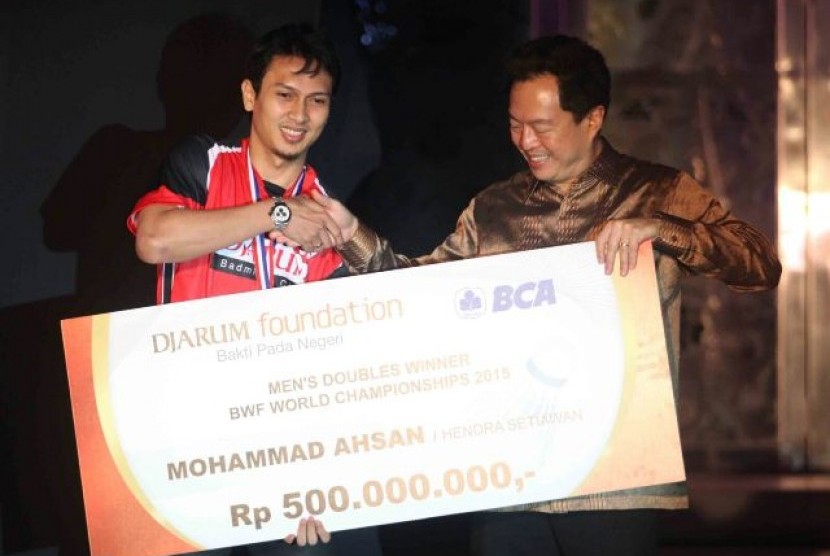Mohammad Ahsan (kiri) saat menerima apresiasi dari Djarum Foundation atas prestasinya menjuarai turnamen Kejuaraan Dunia BWF 2015.