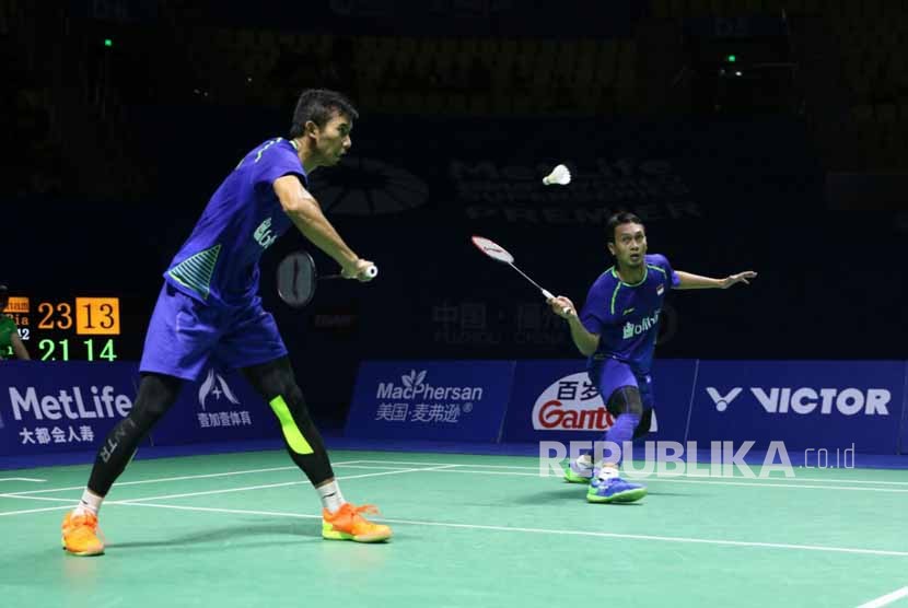 Mohammad Ahsan/Rian Agung Saputro saat bertanding di babak ke tiga, Kamis (16/11) di Haxia Olympic Sports Fuzhou Cina, menang 23-21, 19-21, 21-11 dalam waktu 71 menit dari ganda Denmark, Kim Astrup/Anders Skaarup Rasmussen. Sebelumnya Kevin/Marcus memastikan langkah ke Perempat Final. 