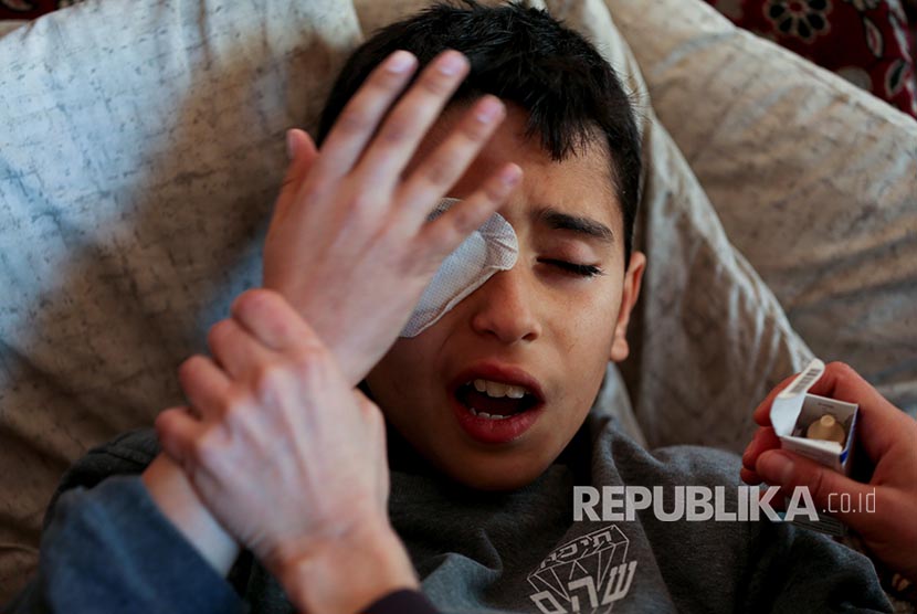 Mohammad An-Najjar, kesakitan di kediaman keluarganya setelah hampir seminggu sejak terluka saat bentrok di tapal batas Gaza - Israel.