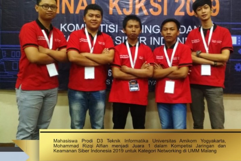 Mohammad Rizqi Alfian (tengah) Prodi D3 Teknik Informatika Universitas Amikom Yogyakarta yang menjadi juara satu KJKSI 2019.