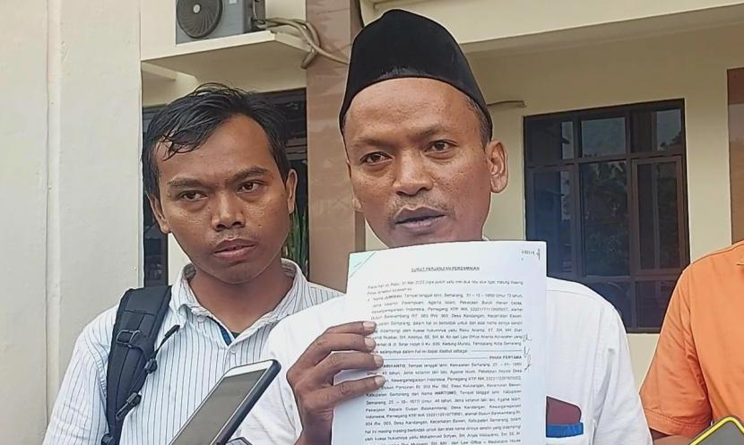  Mohammad Sofyan, kuasa hukum tim appraisal (tergugat 1), kades Kandangan (tergugat 2) dan kadus Balekambang (tergugat 3), menunjukkan putusan kesepakatan damai gugatan perdata Nomor: Nomor : 38/PDTG/2023/PN Ungaran, di PN Ungaran, Kabupaten Semarang, Senin (19/6).