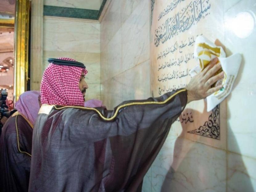 Mohammed bin Salman. Pangeran Salman Cuci Ka'bah dengan Campuran Air Zamzam dan Air Mawar