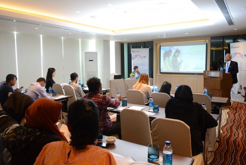 Mohan Jayaraman selaku Managing Director Decision Analytics dan Business Information untuk Experian Asia Pasifik (kanan depan) dalam acara di Hotel Pullman Jakarta, Jumat (3/5).