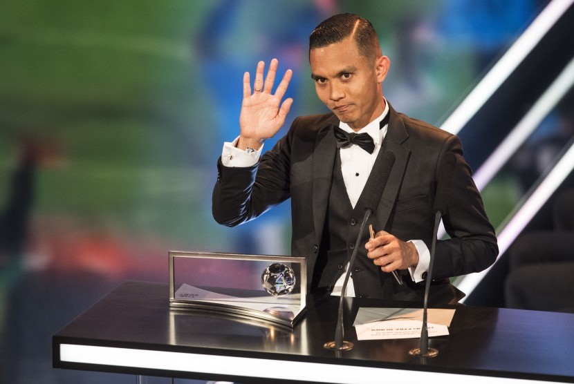 Mohd Faiz Subri saat menerima penghargaan FIFA Puskas Award 2016