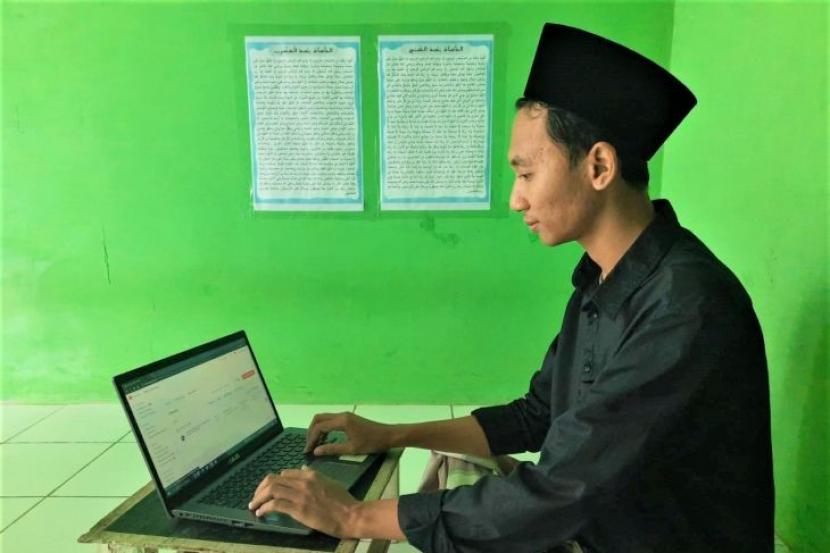 Mohtar Mustofa, (25) santri asal Pondok Pesantren Wahid Hasyim Yogyakarta, yang menjual produk dandang berupa sarangan untuk penanak nasi secara daring. 