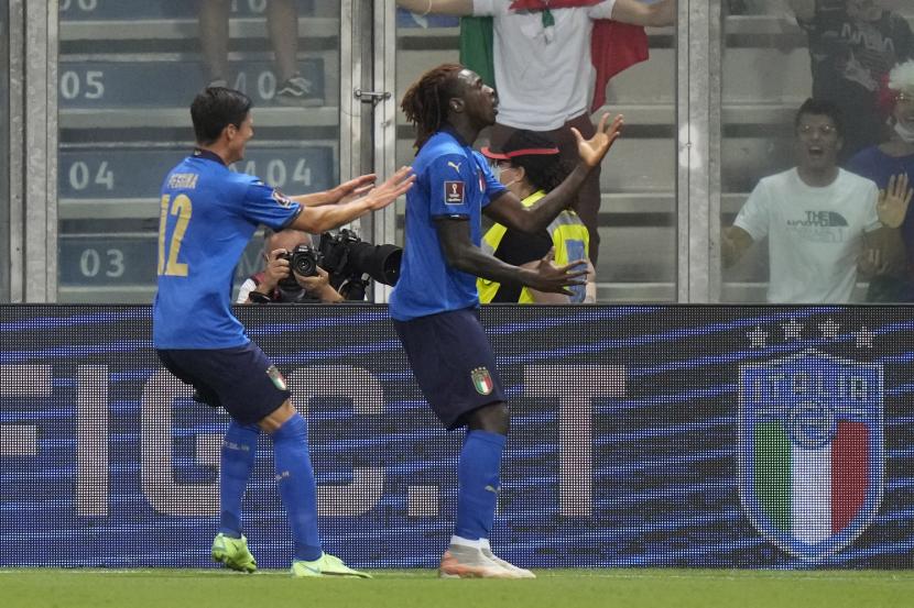 Moise Kean dari Italia, kanan, merayakan setelah mencetak gol pembuka timnya selama pertandingan sepak bola grup C kualifikasi Piala Dunia 2022 antara Italia dan Lithuania di stadion Città del Tricolore di Reggio Emilia, Italia, Rabu, 8 September 2021.
