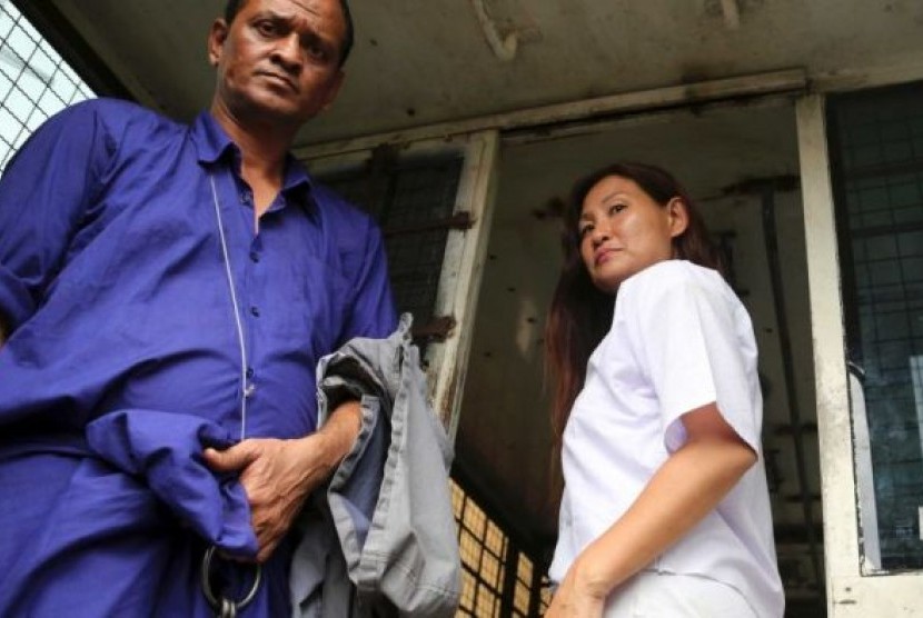 Mok Choy Lin (kanan) dan pengemudi Myanmar, Hla Tin, menjalani hukuman dua bulan penjara atas tuduhan menerbangkan drone secara ilegal.  