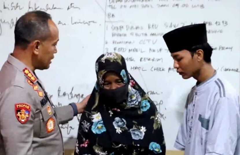 Kapolrestabes Palembang Kombes Pol Mokhamad Ngajib berbincang dengan ibunda angkat MES, pelaku pencurian yang diangkat menjadi marbut masjid berkah Alquran.  
