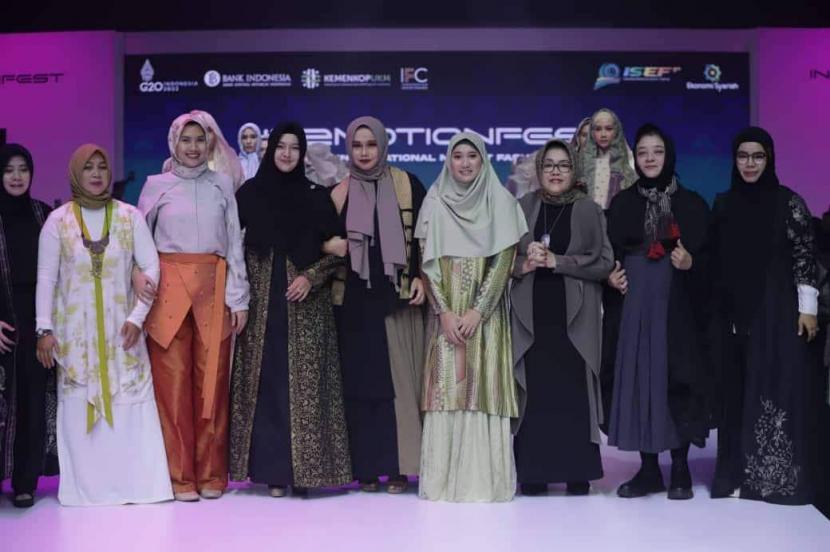MomAiko Store yang mewakili organisasi Persaudaraan Muslimah (Salimah) tampil di Indonesia International Modest Fashion Festival 2022.
