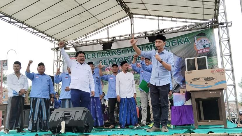 Momen deklarasi nelayan dan pemilik kapal di Pantai Sarang Meduro, Kecamatan Sarang, Kabupaten Rembang, mendukung pasangan Prabowo-Gibran.