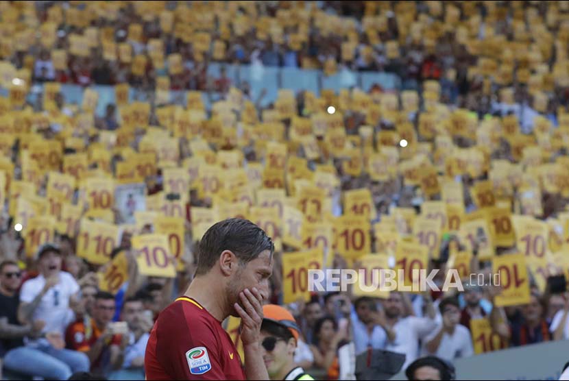 Momen emosional Francisco Totti saat mengucapkan perpisahan usai menjalani pertandingan terakhir bersama AS Roma di Stadion Olympico, Roma, Senin (29) dini hari.