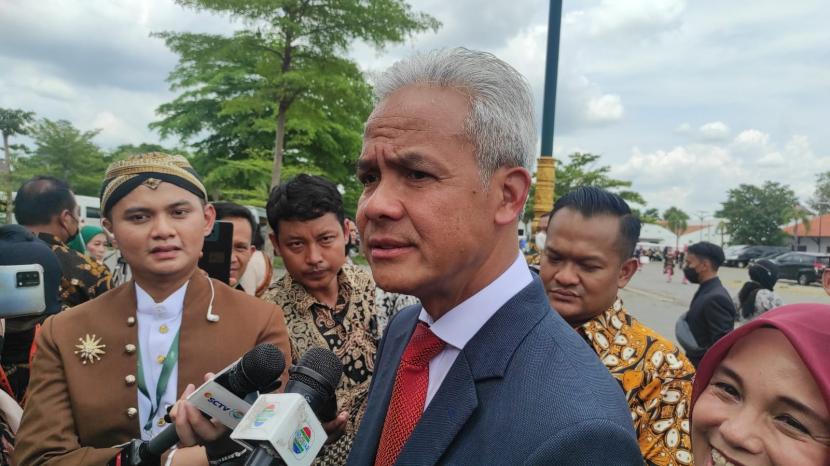Momen Gubernur Jawa Tengah Ganjar Pranowo usai keluar dari venue tasyakuran, Ahad (11/12).