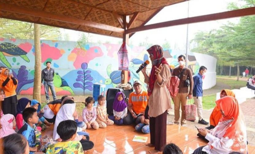 Momen hari anak orangtua di Kota Sukabumi diajak untuk mendongeng ke anak di Taman Cikondang Kota Sukabumi, Ahad (24/7/2022)