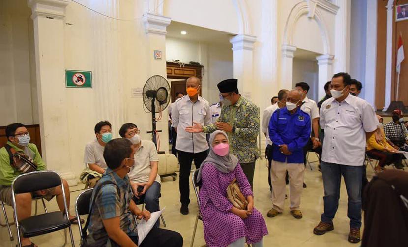 Momen hari pers di Kota Sukabumi dilakukan berbeda dibandingkan tahun-tahun sebelumnya. Pada tahun ini dilaksanakan vaksinasi Covid-19 bagi wartawan dan jurnalis yang digelar PWI Kota Sukabumi dan Pemkot Sukabumi.