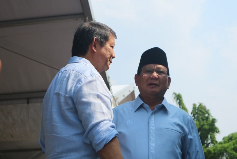 Momen ketika adik kandung Prabowo Subianto Hashim Djojohadikusmo menghentikan sambutan Prabowo di acara deklarasi Gerakan Emak-emak dan Anak-anak Minum Susu (Emas) di Stadion Klender, Jakarta, Rabu (24/10). 