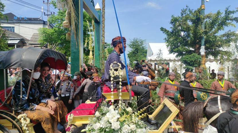 Momen kirab pasangan pengantin Kaesang-Erina dan Jokowi beserta keluarga, Ahad (11/12).