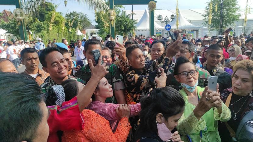 Momen kirab pasangan penagntin Kaesang-Erina dan Jokowi beserta keluarga, Ahad (11/12).