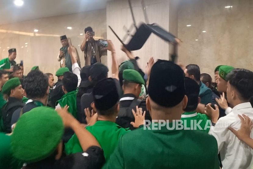 Momen lempar kursi dalam pembukaan Muktamar X PPP di Mercure Convention Center Ancol, Jakarta Utara, Sabtu (27/9/2025).