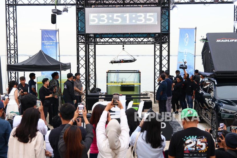 Momen pengangkatan baterai mobil Chery Tiggo 8 CSH dari kotak rendaman air laut di PIK 2, Tangerang, Kamis (19/6/2025). 