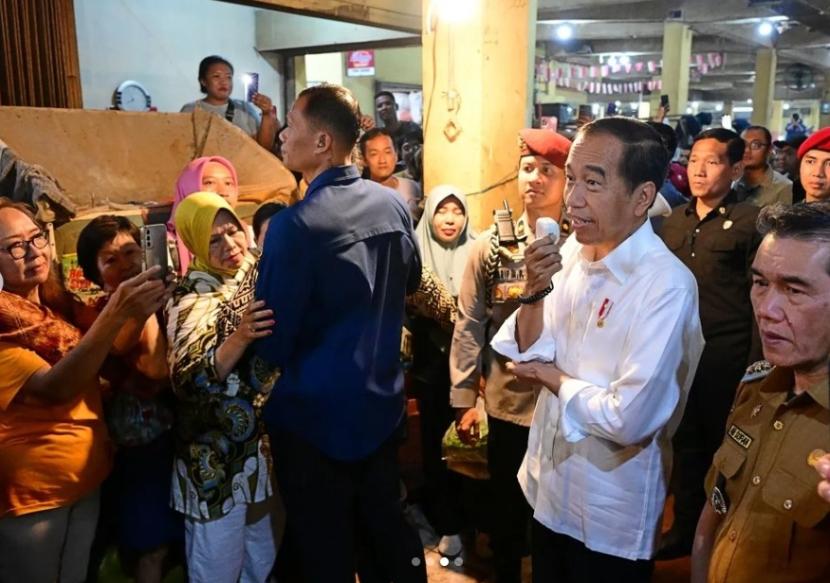 Momen Presiden Jokowi berpamitan kepada masyarakat di Pasar Mawar, Pontianak. 