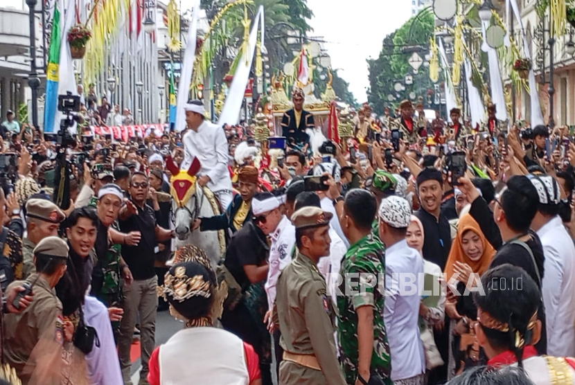 Momen Raja Gubernur Jabar Dedi Mulyadi menaiki kuda pimpin kirab budaya perayaan HUT Pemprov Jabar ke-80 di jalanan Kota Bandung, Selasa (19/8/2025).
