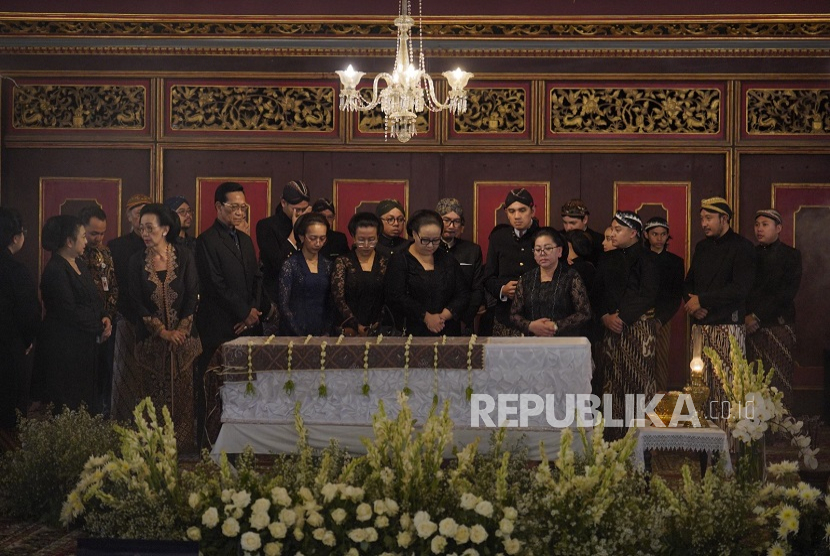 Sultan HB X dan Paku Alam X Beri Penghormatan Terakhir kepada Pakubuwono XIII di Keraton Solo