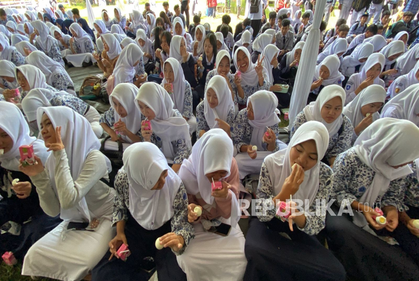 Momen Ribuan Siswa di Bandung Barat Minum Susu dan Makan Telur Bareng Jeje Govinda