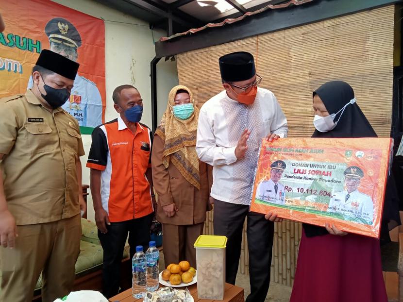 Momen saat penyaluran donasi udunna online ke penderita kanker payudara bu Lilis di Kecamatan Cibeureum, Kota Sukabumi, Senin (15/8/2022).