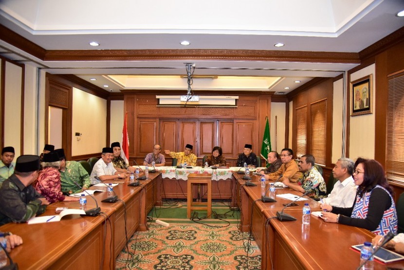 Momen silaturahim yang dilakukan Menteri LHK Siti Nurbaya Bakar, beserta jajarannya, ke kantor pusat PBNU di Jalan Kramat Raya, Jakarta, pada Sabtu (30/12) lalu.