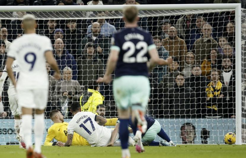Momen Tottenham Hotspur kebobolan gol Neal Maupay dari Brentford dalam lanjutan Liga Primer Inggris.