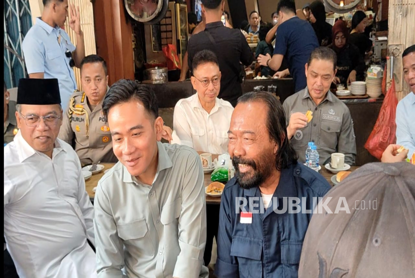 Momen wapres Gibran Rakabuming ngopi dan ngobrol santai dengan kembaran Surya Paloh di kedai kopi Asiang, Kota Pontianak, Sabtu (23/8/2025).