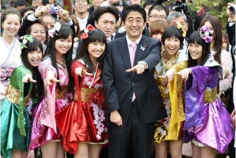 Momoclo dan Shinzo Abe