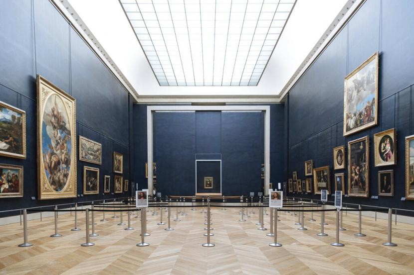 Mona Lisa digantung di dalam Museum Louvre di Paris, Selasa, 26 Juli 2022. Museum ini memanfaatkan salah satu rahasia terbaik Paris, sistem pendingin bawah tanah yang membantu Louvre mengatasi panas terik yang telah memecahkan rekor suhu di seluruh Eropa.